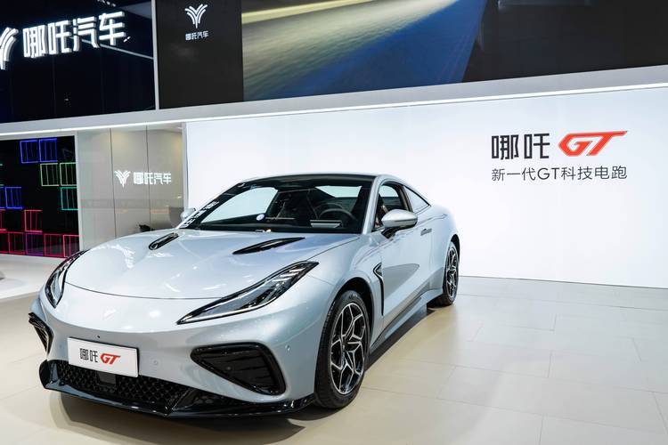 成都180哪吒汽车在智能汽车领域的表现，领途汽车在新能源汽车市场中的影响力